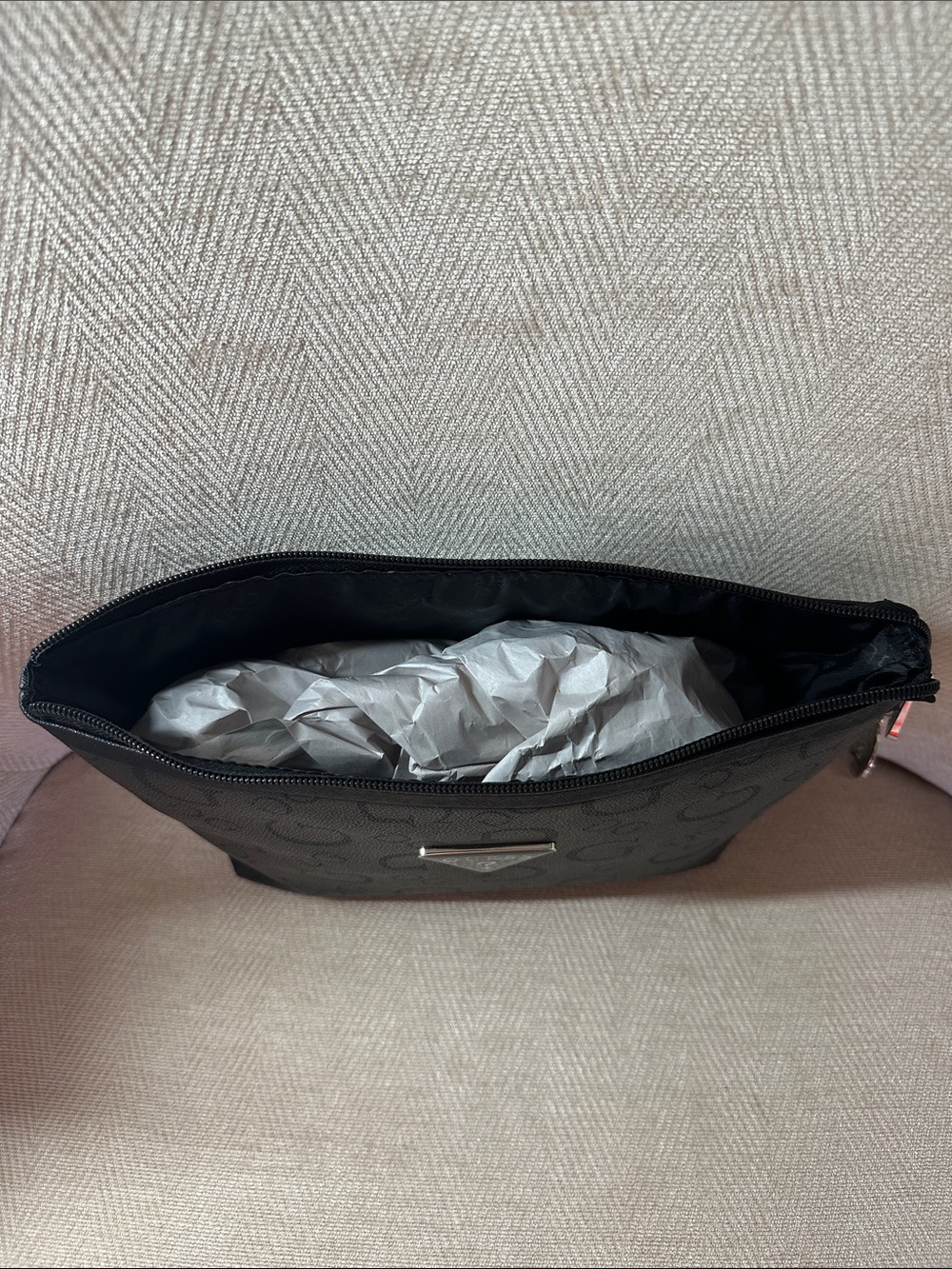 GUESS Black Logo-Print Toiletry Pouch with Heart Charm - Picture 9 of 13